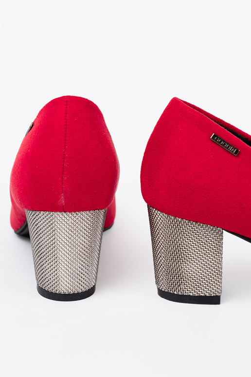 raudonos spalvos aukštakulniai na sidabrasm słupku