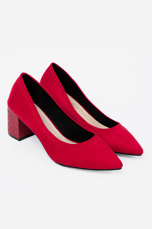 Elegantiško stiliaus aukštakulniai na ozdobnym słupku