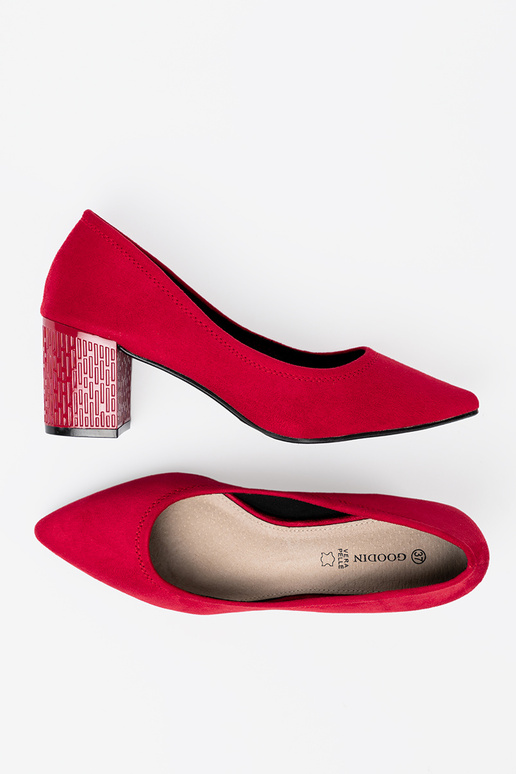 Elegantiško stiliaus aukštakulniai na ozdobnym słupku