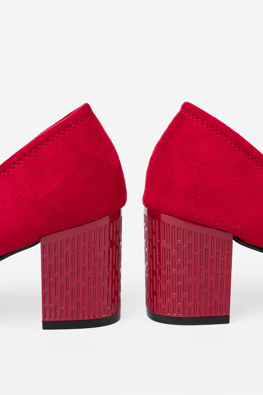 Elegantiško stiliaus aukštakulniai na ozdobnym słupku