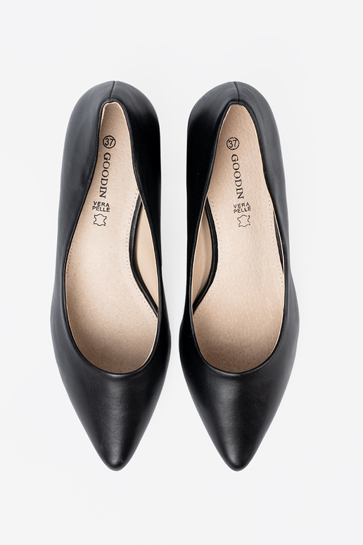 juodos spalvos aukštakulniai na efektoĮnym słupku