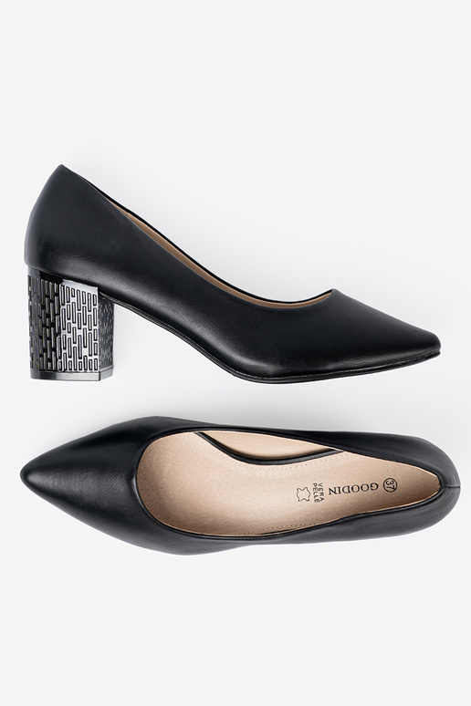 juodos spalvos aukštakulniai na efektoĮnym słupku