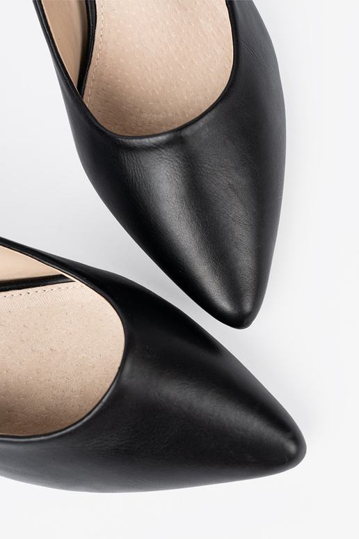 juodos spalvos aukštakulniai na efektoĮnym słupku