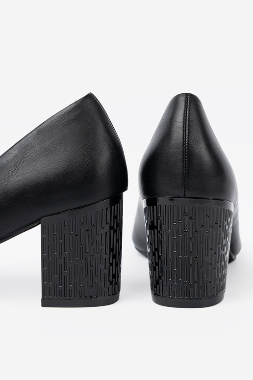 juodos spalvos aukštakulniai na efektoĮnym słupku