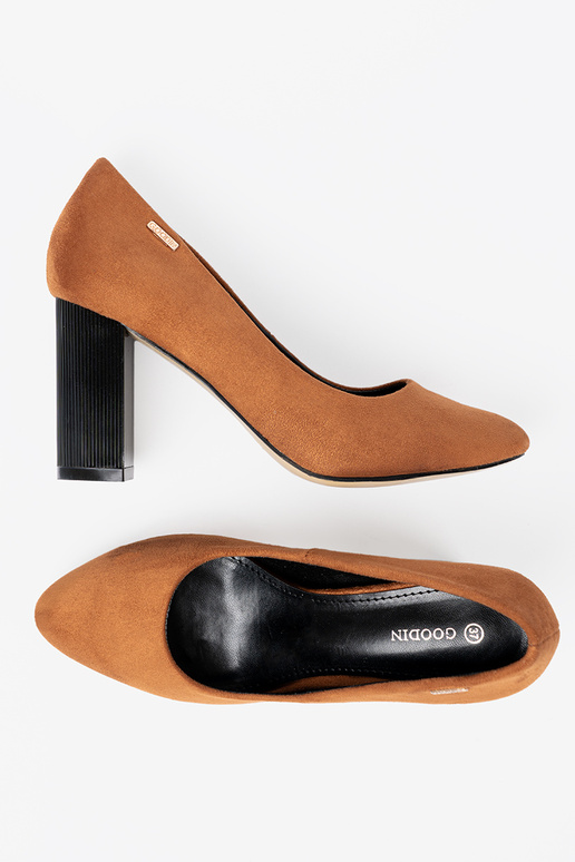 rudos spalvos aukštakulniai ant juodo stulpo rudos spalvos aukštakulniai ant juodo stulpo