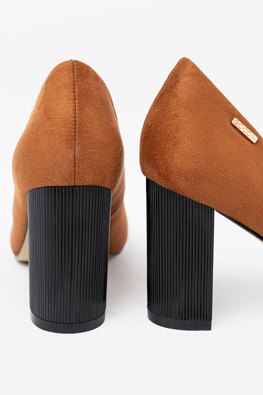 rudos spalvos aukštakulniai ant juodo stulpo rudos spalvos aukštakulniai ant juodo stulpo