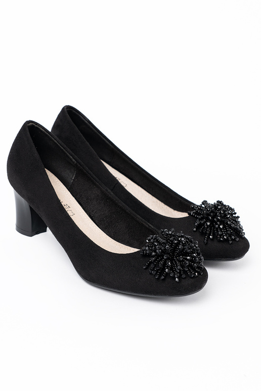 juodos spalvos aukštakulniai z ozdobną broszką z koralikóĮ