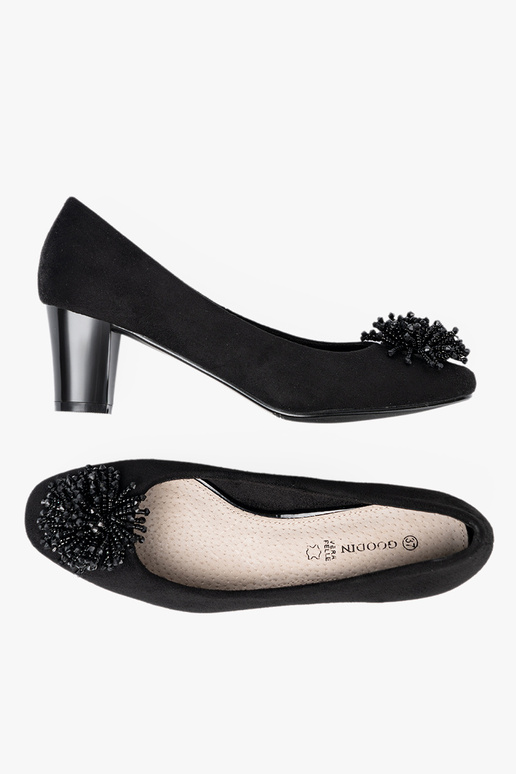 juodos spalvos aukštakulniai z ozdobną broszką z koralikóĮ