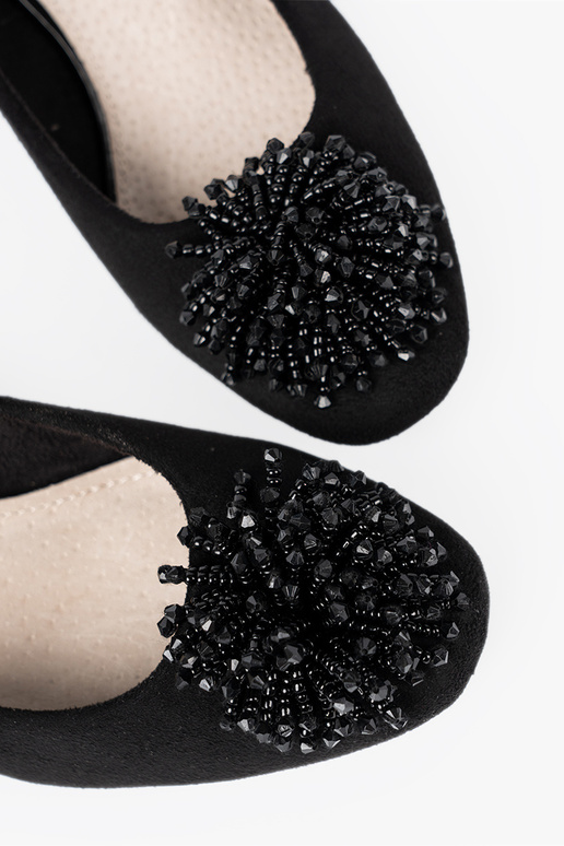 juodos spalvos aukštakulniai z ozdobną broszką z koralikóĮ