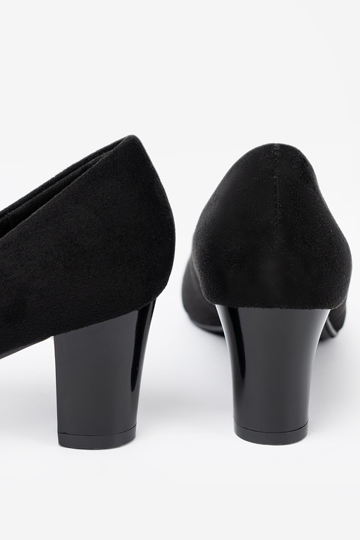 juodos spalvos aukštakulniai z ozdobną broszką z koralikóĮ