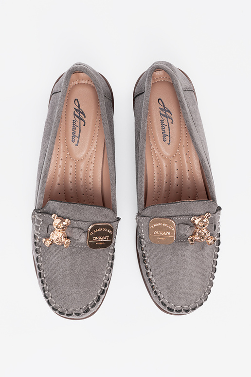 pilkos spalvos pusbačiai su aukso spalvos detalėmis