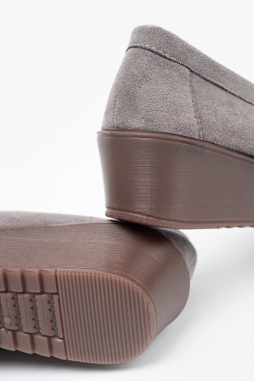 pilkos spalvos pusbačiai su aukso spalvos detalėmis