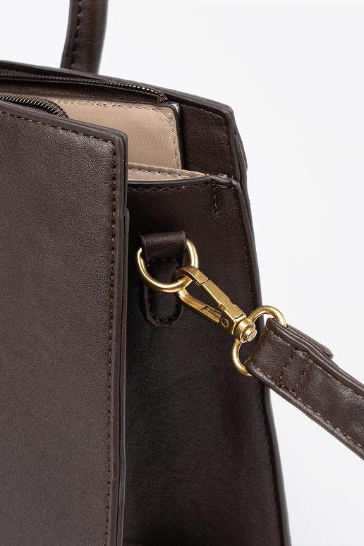 Tamsiai rudas rankinė su dekoratyvine sagtimi Į auksinism kolorze