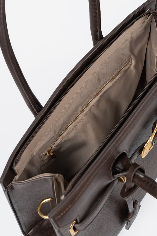 Tamsiai rudas rankinė su dekoratyvine sagtimi Į auksinism kolorze