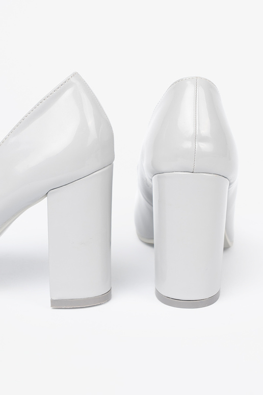 Pilkos spalvos Lakuoti aukštakulniai bateliai