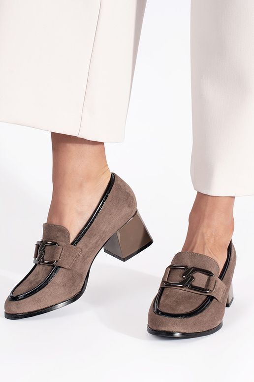 iš zomšos smėlio spalvos pusbačiai ant storo stulpo