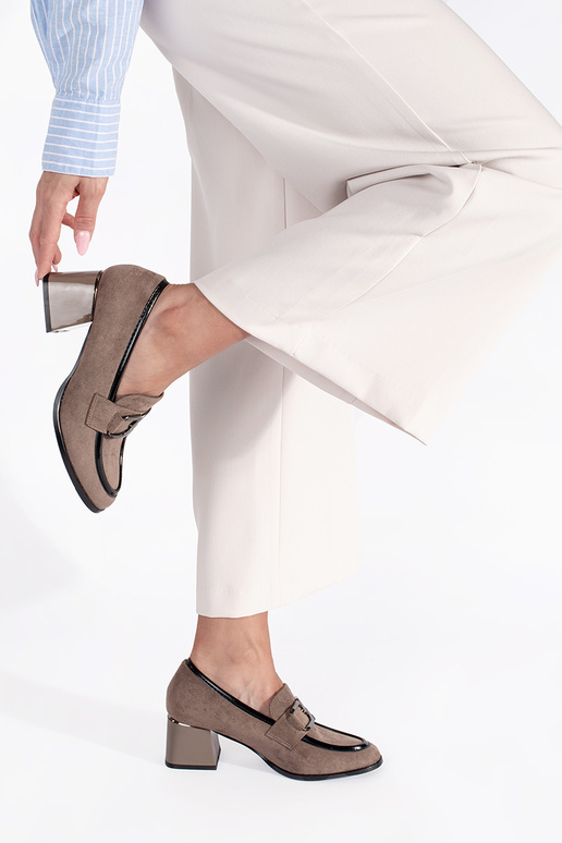 iš zomšos smėlio spalvos pusbačiai ant storo stulpo