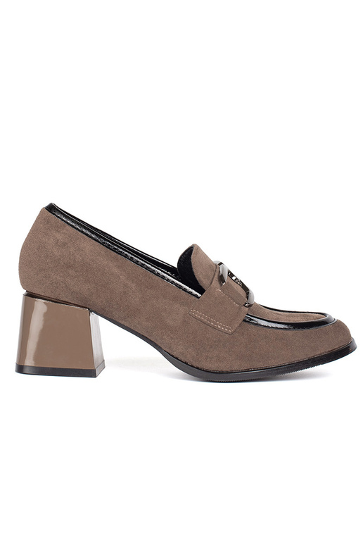 iš zomšos smėlio spalvos pusbačiai ant storo stulpo