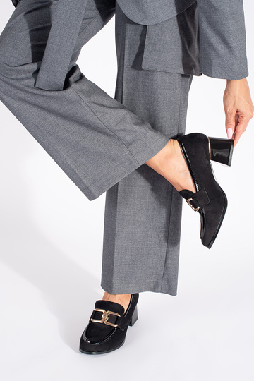 iš zomšos moterų pusbačiai ant storo stulpo