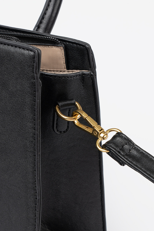 juoda rankinė su dekoratyvine sagtimi Į auksinism kolorze