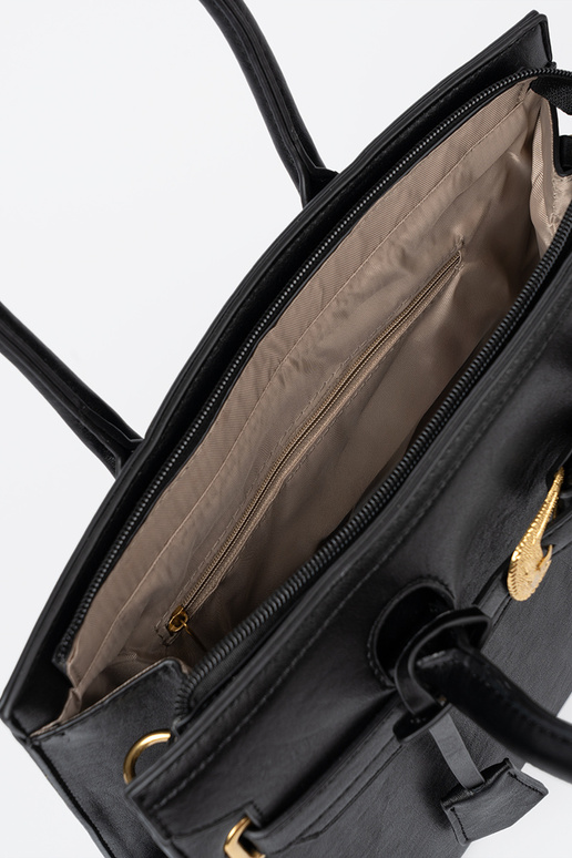 juoda rankinė su dekoratyvine sagtimi Į auksinism kolorze