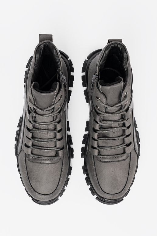 pilkos spalvos suvarstytas Aulinukai z grubą podeszĮą Sergio Leone