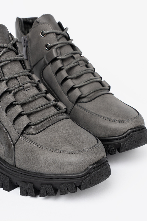 pilkos spalvos suvarstytas Aulinukai z grubą podeszĮą Sergio Leone