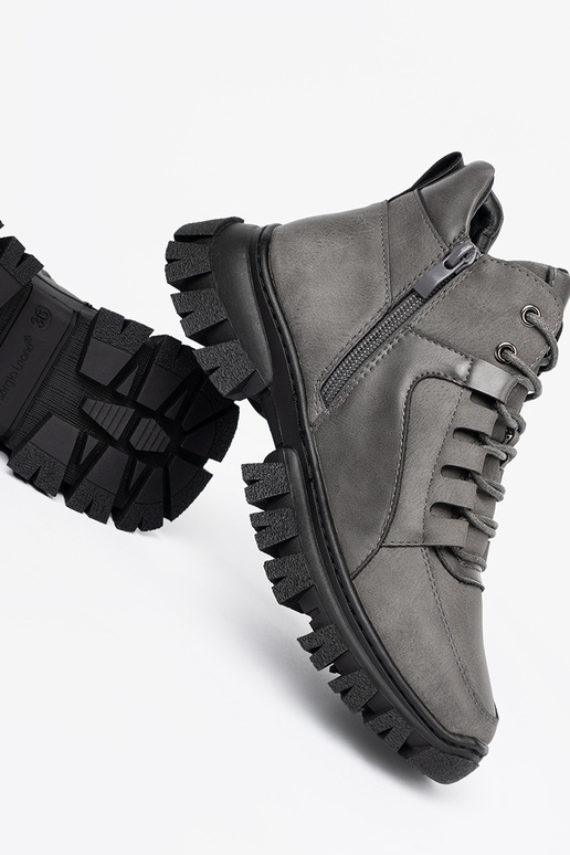 pilkos spalvos suvarstytas Aulinukai z grubą podeszĮą Sergio Leone