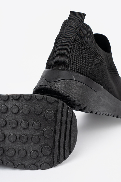 Sportinio stiliaus batai typu slip-on Į juodos spalvosm kolorze