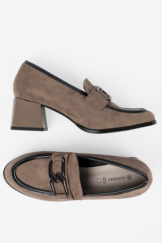 smėlio spalvos zomšiniai pusbačiai ant storo kulno