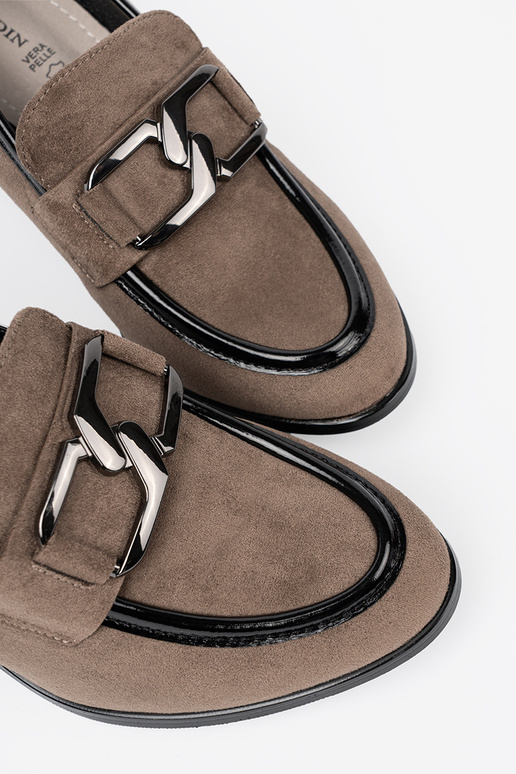 smėlio spalvos zomšiniai pusbačiai ant storo kulno