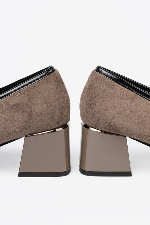 smėlio spalvos zomšiniai pusbačiai ant storo kulno