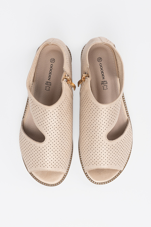 aukso spalvos sandalai ažūriniai ant plokščio pado