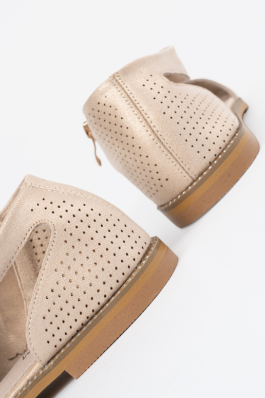 aukso spalvos sandalai ažūriniai ant plokščio pado