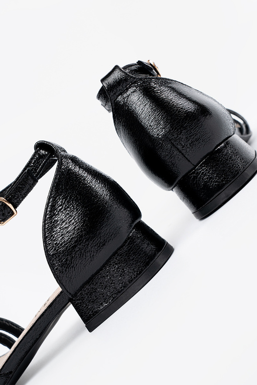 Elegantiško stiliaus juodos spalvos sandalai ant žemo kulno