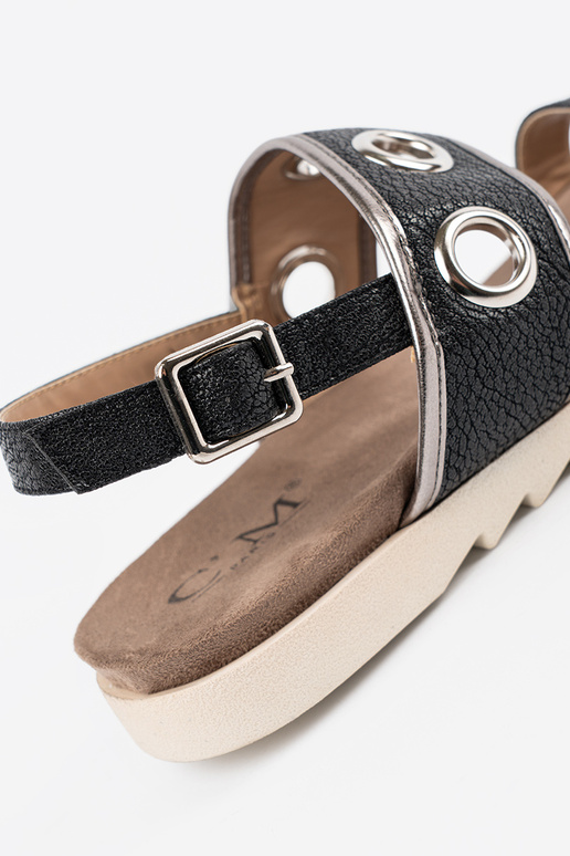 juodos spalvos sandalai z ozdobnymi metaloĮymi kółkami