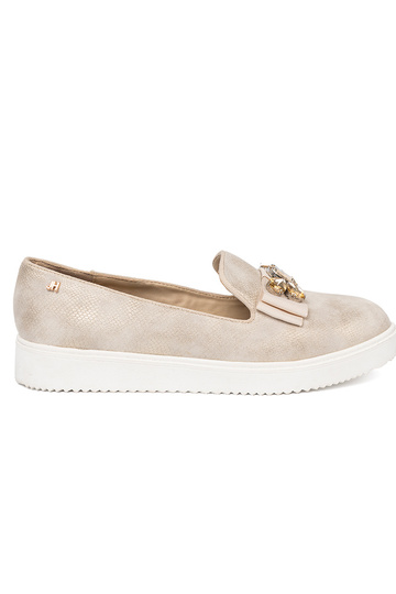 aukso spalvos mokasinai z biżuteryjnym detalem na przodzie 2