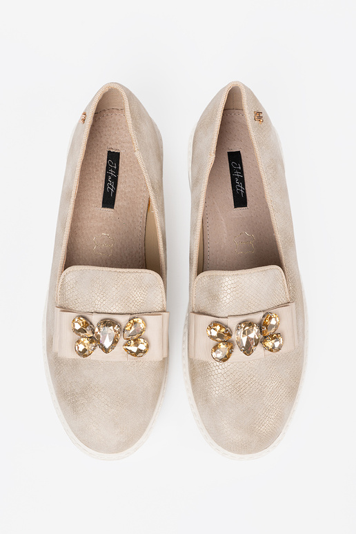 aukso spalvos mokasinai z biżuteryjnym detalem na przodzie