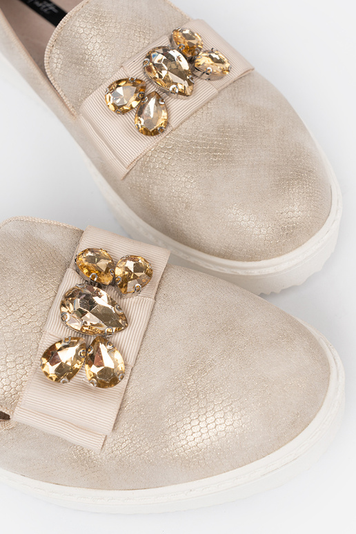 aukso spalvos mokasinai z biżuteryjnym detalem na przodzie