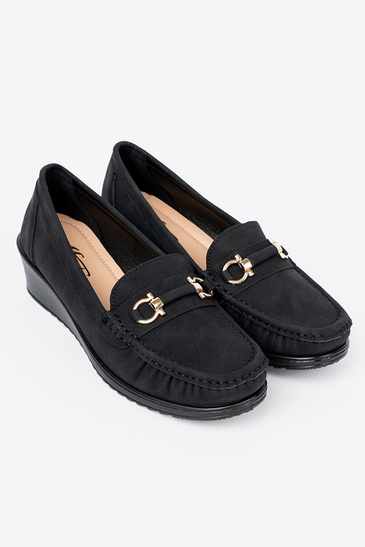 juodos spalvos pusbačiai ant pleišto su dekoracija