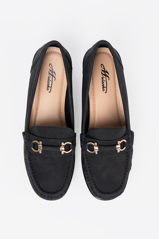 juodos spalvos pusbačiai ant pleišto su dekoracija