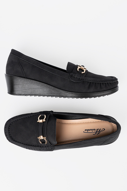 juodos spalvos pusbačiai ant pleišto su dekoracija