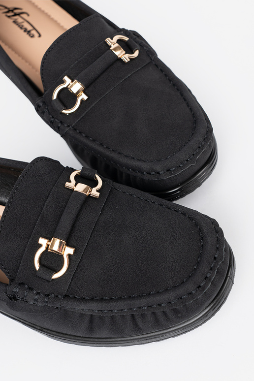 juodos spalvos pusbačiai ant pleišto su dekoracija