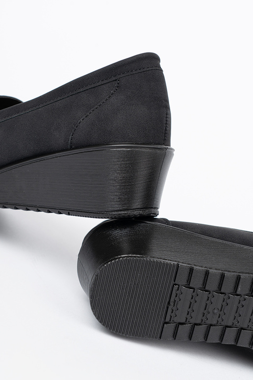 juodos spalvos pusbačiai ant pleišto su dekoracija