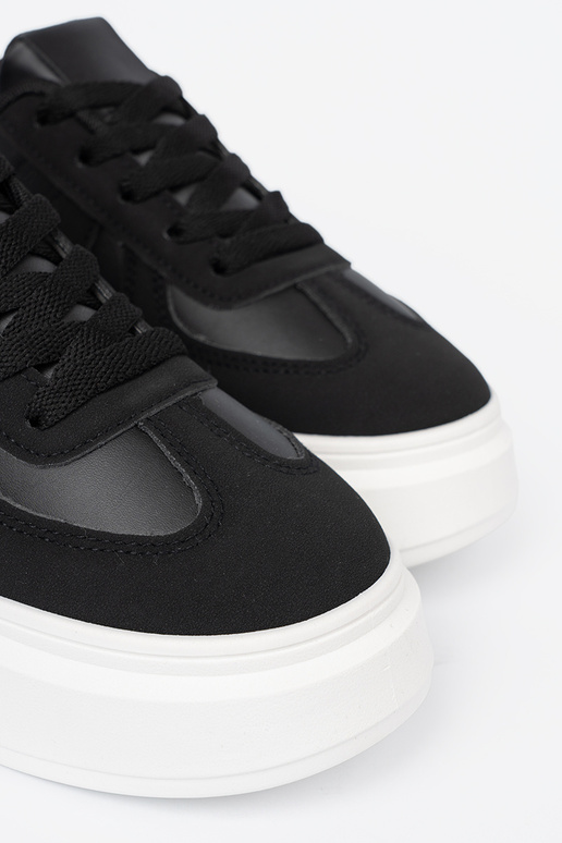 Klasikinio modelio juodos spalvos Sneakers modelio batai ant storo pado Klasikinio modelio juodos spalvos Sneakers modelio batai ant storo pado