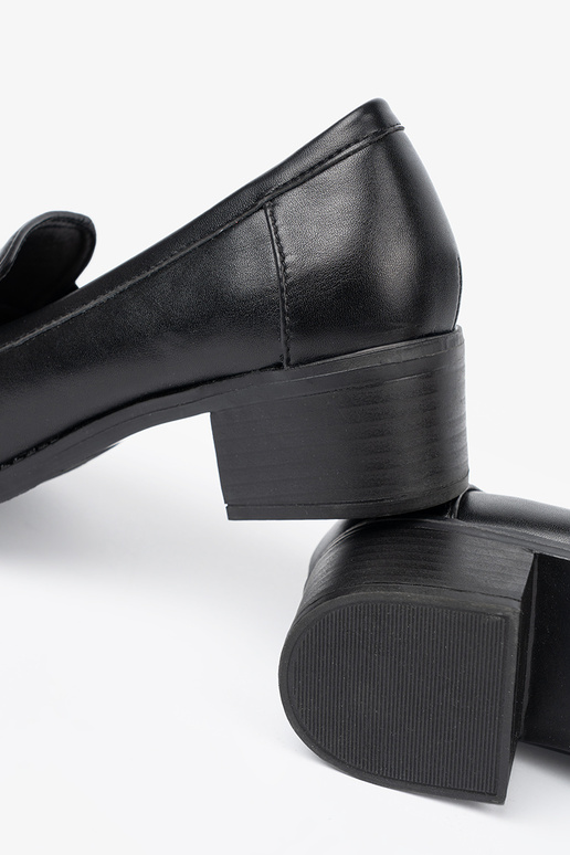 juodos spalvos moteriški pusbačiai z elegancką sprzączką juodos spalvos moteriški pusbačiai z elegancką sprzączką