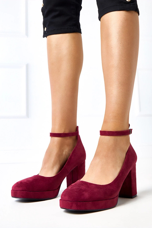 Bordo spalvos bateliai ant masyvaus...