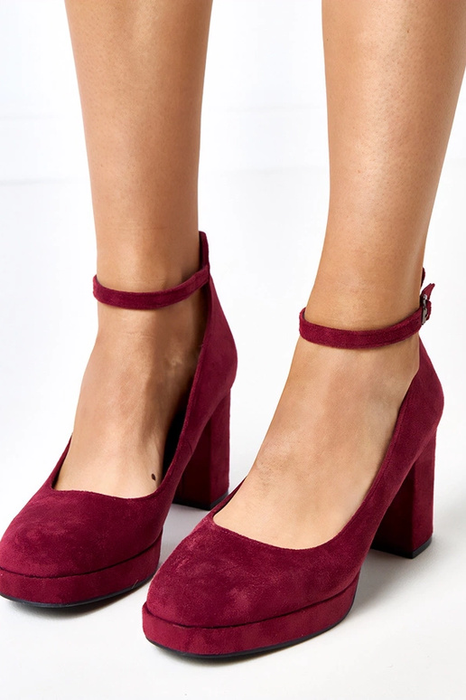 Bordo spalvos bateliai ant masyvaus...