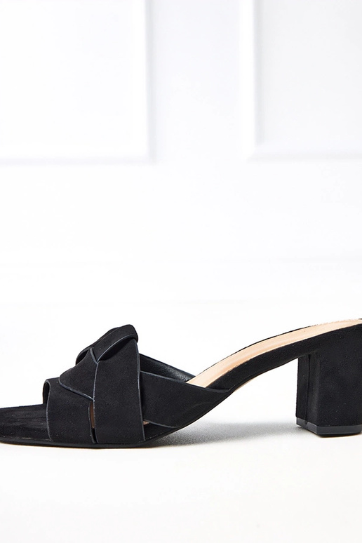 Juodos klasikinės šlepetės ant kulno...