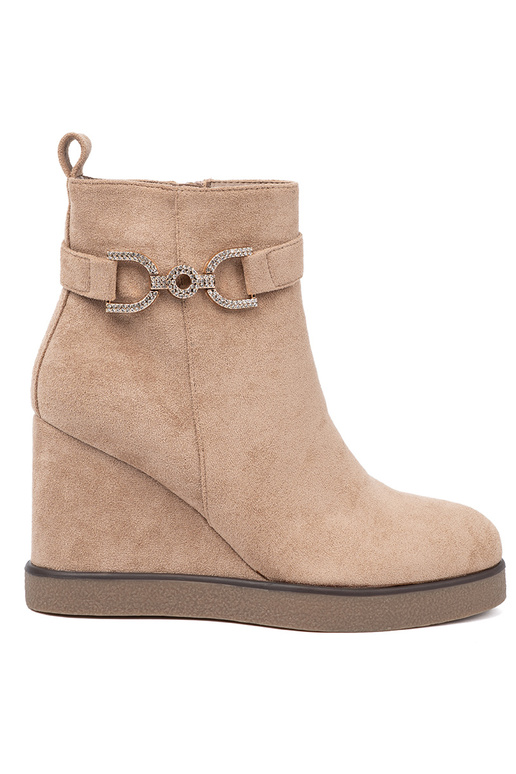 smėlio spalvos batai ant pleišto su dekoratyvine sagtimi